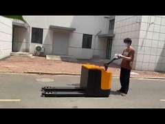 Laden/Entladen im Lager – Transport von palettierten Waren in Lagereinrichtungen.